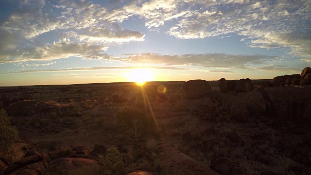 日出时的魔鬼大理石，澳大利亚北领地，4k视频下载