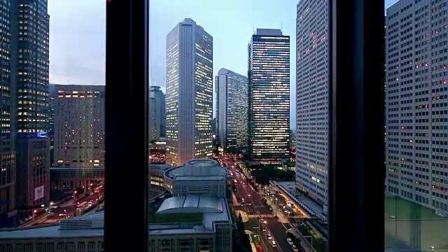 东京窗外的现代办公大楼视频下载