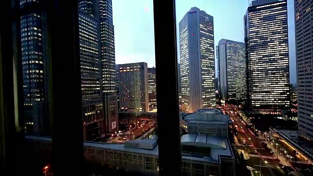 东京窗外的现代办公大楼视频素材