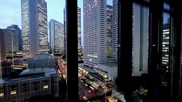 东京窗外的现代办公大楼视频下载
