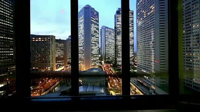 东京窗外的现代办公大楼视频素材