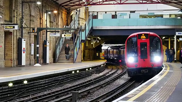 4K伦敦地铁车站，高峰期乘客，英国，英国视频下载