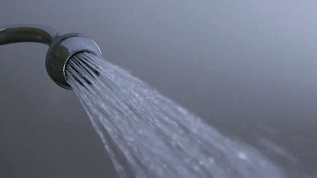 SLOW-MO:从淋浴喷头流出的水视频下载
