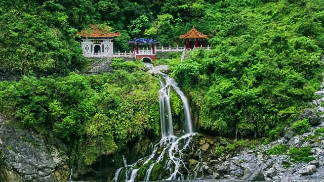 台湾花莲太鲁阁公园的长春寺、永泉寺和瀑布的时间流逝视频下载