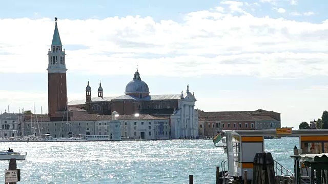 意大利威尼斯的圣乔治马乔雷教堂，平底船在水面上摇摆视频下载