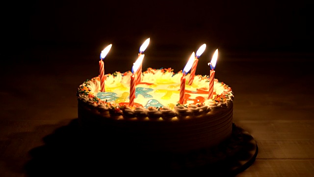快乐的生日蛋糕视频素材