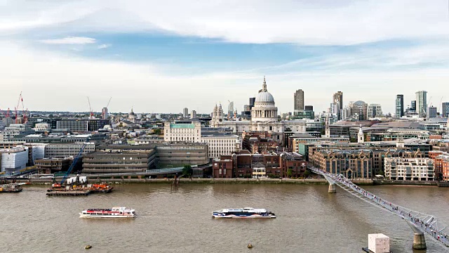 伦敦——从泰晤士河上俯瞰圣保罗大教堂的时间流逝视频下载