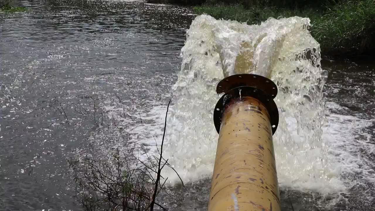 从大管道中流出的水。视频下载