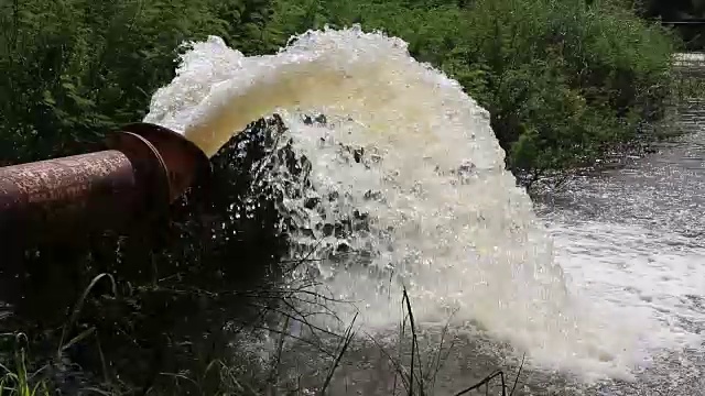 从大管道中流出的水。视频下载
