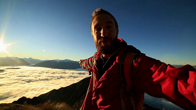 徒步者在云中山顶上自拍视频素材