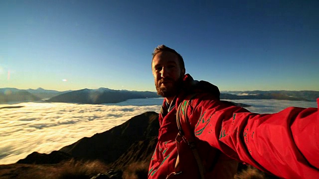 徒步者在云中山顶上自拍视频素材