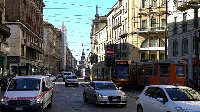 米兰市中心的交通和电车。视频素材
