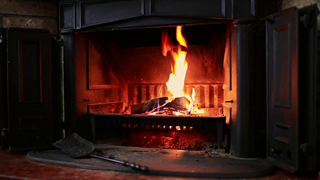 壁炉里燃烧的木头视频素材