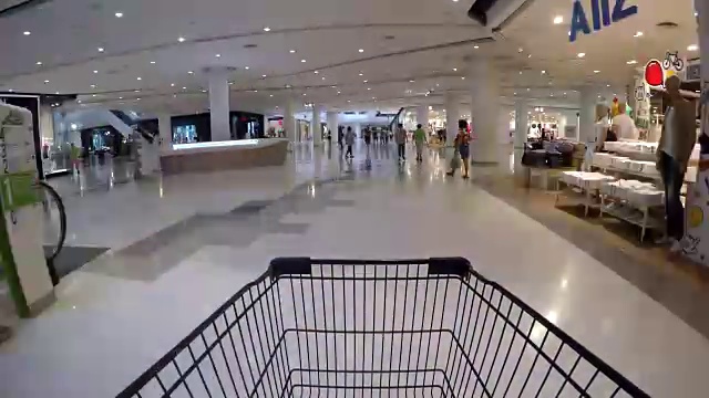 时光流逝超市购物车视频素材