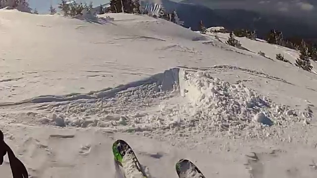 在新粉雪中滑雪视频下载