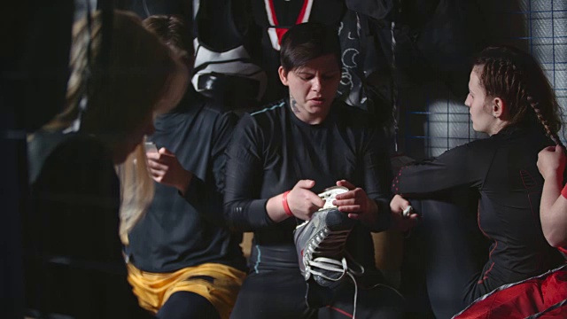 冰球队的女队员们坐在更衣室里准备练习视频素材