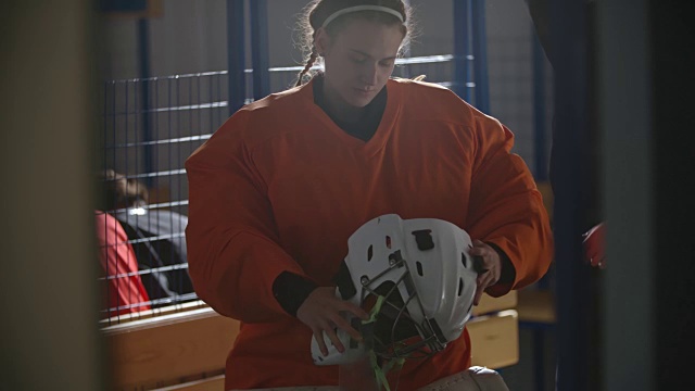 女冰球守门员戴着防护头盔视频素材