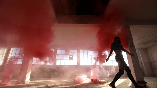 在烟雾中跳舞视频下载