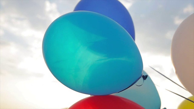 天空中五颜六色的气球。视频素材