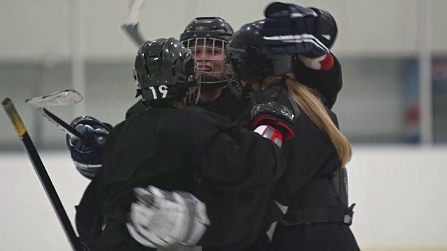 女子冰球运动员拥抱庆祝视频下载