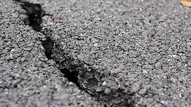 HD多利:道路裂缝，破碎的沥青。视频素材