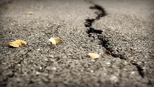 HD多利:道路裂缝，破碎的沥青。视频素材
