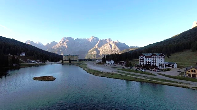 意大利阿尔卑斯山的米苏里纳湖上的夏日景致视频下载