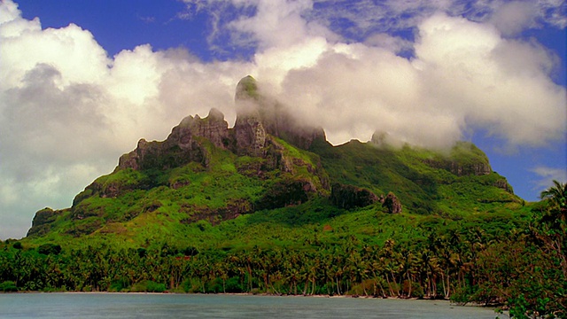 时间流逝云移动岩石绿岛/波拉波拉，法属波利尼西亚，南太平洋视频素材