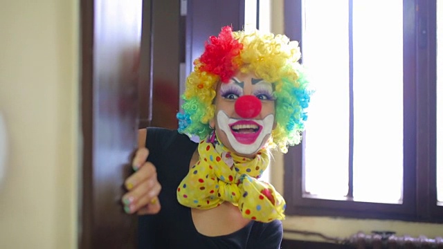 年轻女人扮小丑。视频素材