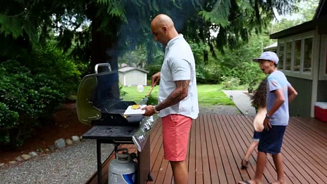 家庭在后院烧烤汉堡视频下载