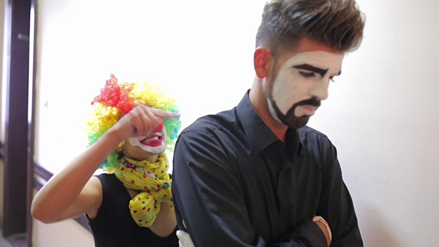 男小丑和女小丑的关系。视频素材