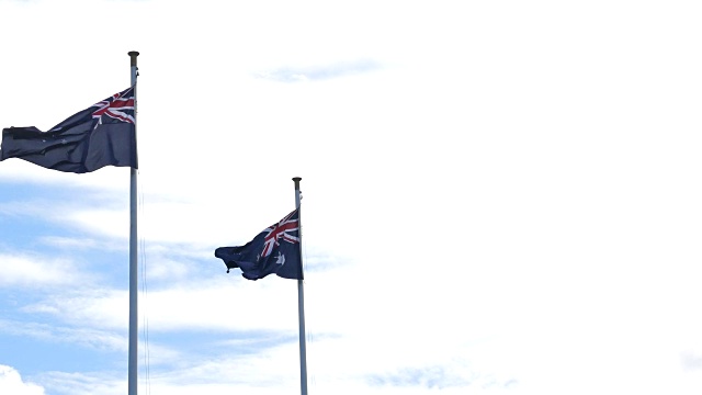一面澳大利亚国旗迎风飘扬，天空一片蔚蓝。视频素材