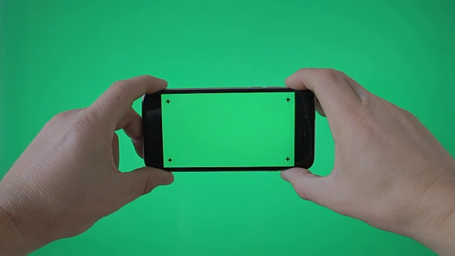 手持智能手机(风景)在绿色屏幕BG视频下载