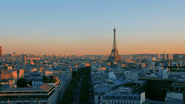 巴黎的全景屋顶在美丽的日落。视频素材
