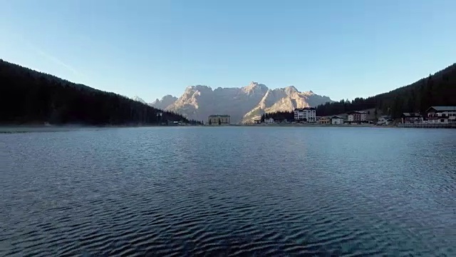 航拍:意大利多洛米特阿尔卑斯山脉的米苏里纳湖上的夏日景色视频下载