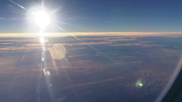 飞过云层的飞机视图视频素材