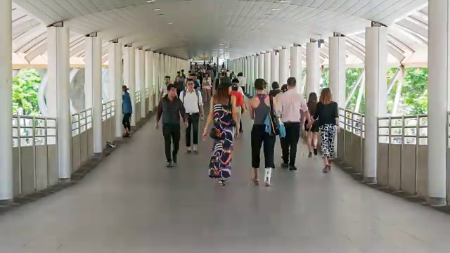 人们走在空中步道上去空中火车站视频素材