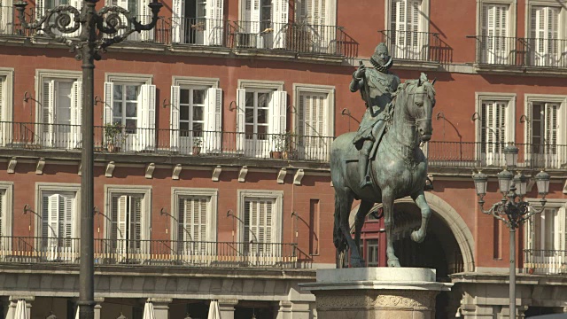 潘穿过马背来到位于马德里市长广场的菲利普三世雕像前。视频素材