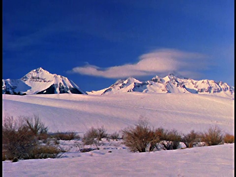 宽镜头长镜头时间流逝云在蓝天雪山与雪景前景/附近特柳赖德，科罗拉多州视频素材