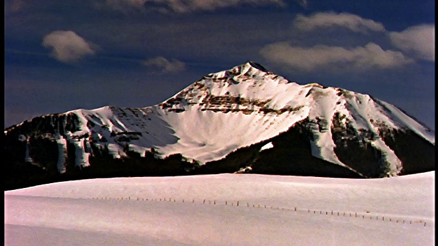 广角镜头延时云雪山与雪景在前景/圣胡安Mtns，附近特柳赖德，科罗拉多州视频素材