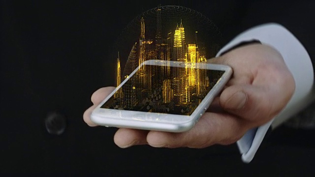 商人拿着电话与3D城市全息图视频素材