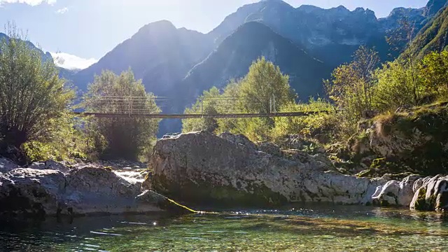 山腰河上的吊桥视频素材