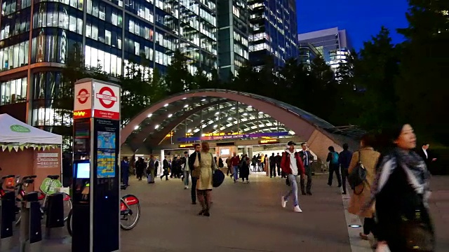 4K商务人士在英国伦敦办公区域的移动视频下载