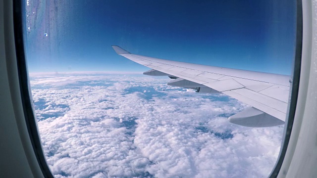 从飞机窗口看云视频素材