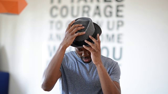 非裔美国男子玩灰帽子视频素材