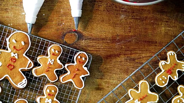 准备和装饰姜饼圣诞饼干视频素材