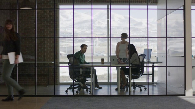 “商务人士在繁忙的办公室里的宽镜头拍摄/美国犹他州的Lehi”视频素材