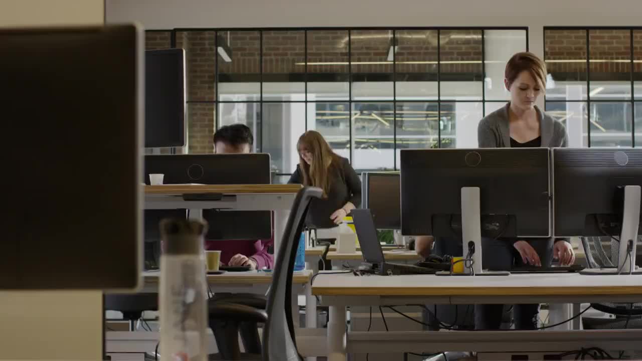 中延时平移拍摄的商务人士在办公室工作/ Lehi，犹他州，美国视频下载