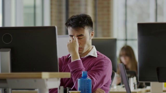 中等平移镜头沮丧的商人工作在办公桌/ Lehi，犹他州，美国视频下载