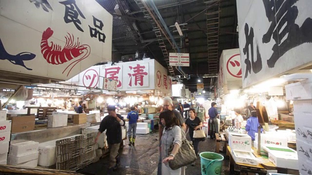东京筑地市场的游客和销售员视频素材